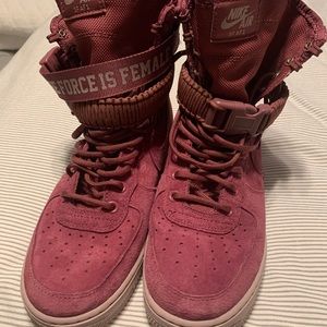 Nike Air Force 1 Force is Female Hightops